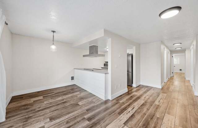 2-Bed Condo in Kent – Fireplace, Balcony  Convenient Location! Gallery 3