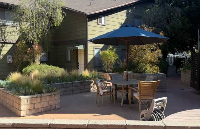 SPACIOUS AND BRIGHT 2 BED +2.5 BATH CONDO! 1/2 MONTH OFF MOVE IN SPECIAL! photos photos