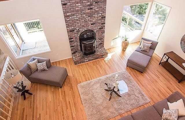 4615 West Burnside Road Top 2 floors Gallery 2