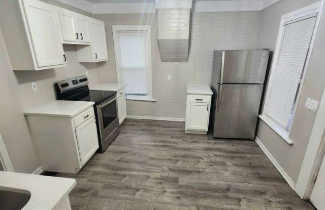 Spacious 3bd house | Laundry hooks |Porch|Off Street Parking|NET EFFECTIVE RENT OFFER Gallery 4