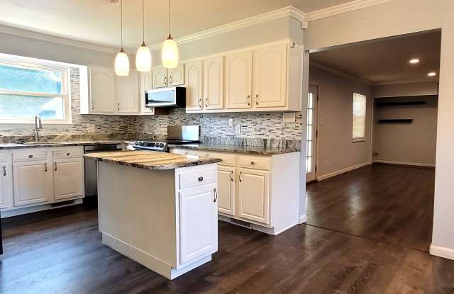6 Tudor Ct. Gallery 4