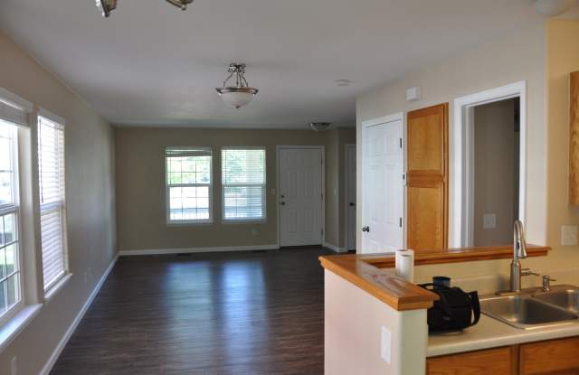 Stunning Town home in Mid Town! Gallery 1