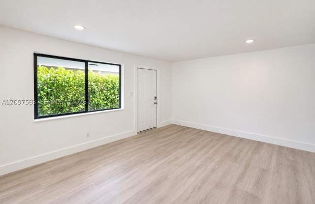 1949 Riverside Dr Gallery 3