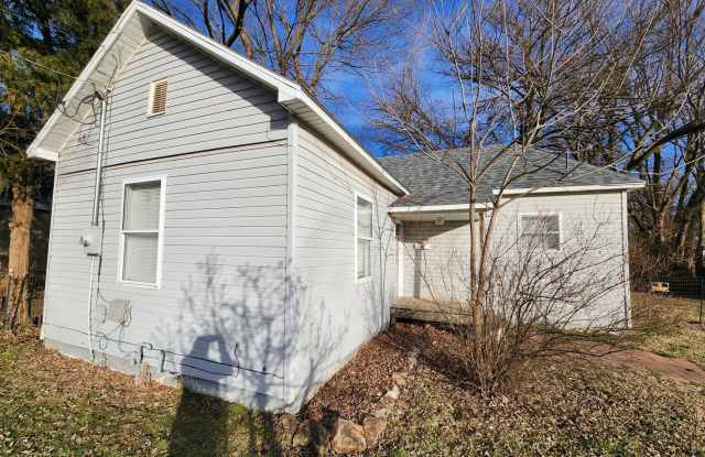 Spacious 1-Bedroom, 1-Bathroom HOUSE AVAILABLE NOW!! - 3155 West Commercial Street, Springfield, MO 65802
