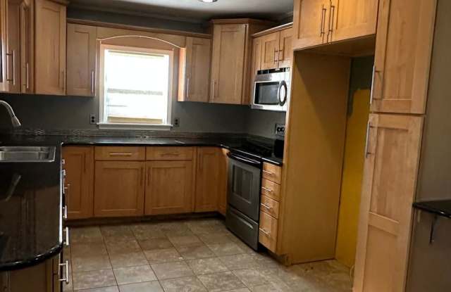 Cute 3 bedroom home with a loft and detached one car garage Gallery 4