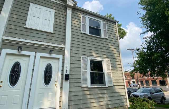 North Campus 3 bedroom 2 bath unit with Laundry hookup Gallery 2