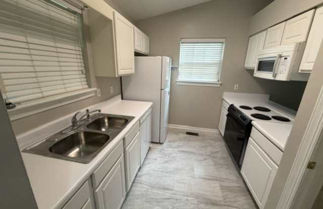 Charming 2BR Townhome in Tallahassee Gallery 1