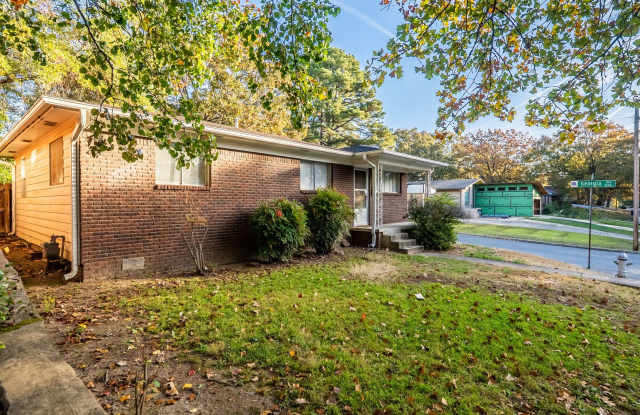 Midtown 3BR Near UAMS w/ Hardwoods, W/D,  Fenced Yard photos photos