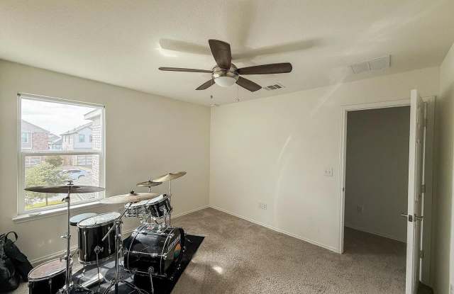 Room in 4 Bedroom Home at Conestoga Wagon Way photos photos