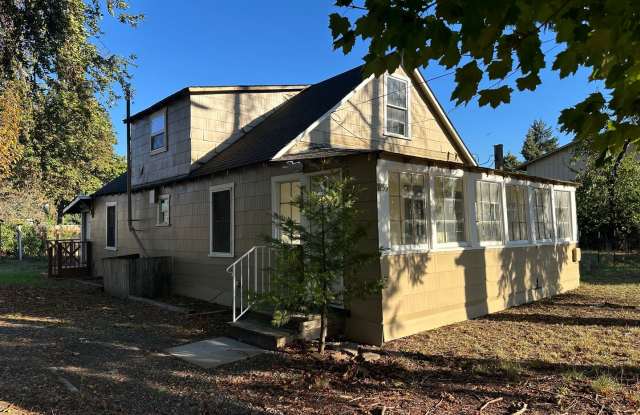 Updated 5 bedroom farm house with a large detached shop! - 1955 10th Street, Springfield, OR 97477
