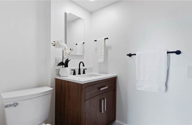 Fabulous Home off of Grand Avenue area available for Rent!! 5 LARGE BEDS 3.5 BATHS Gallery 1