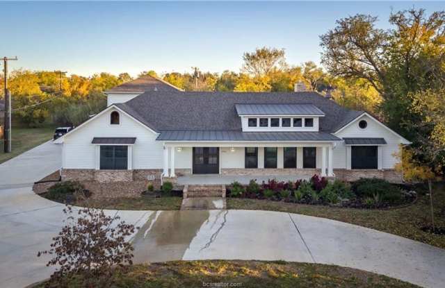 Historic District Gem! 4/3.5 Home Less than a Mile from Kyle Field!! - 806 Thomas Street, College Station, TX 77840