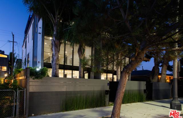 303 Venice Way Gallery 4
