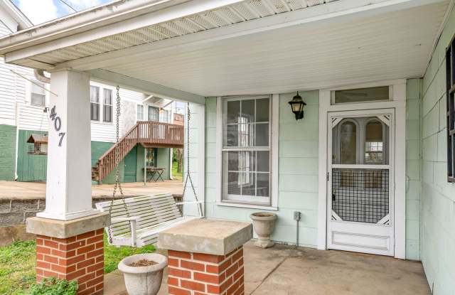 Cozy 2 Bedroom Downtown Home Available! Gallery 3