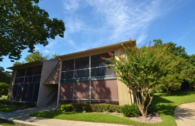 Lovely Winter Springs Condo ~ Vinyl Plank Flooring and Large Screened Patio! photos photos Lovely Winter Springs Condo ~ Vinyl Plank Flooring and Large Screened Patio! photos photos