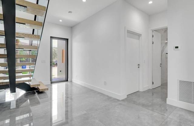 1620 NE 5TH Court Gallery 4