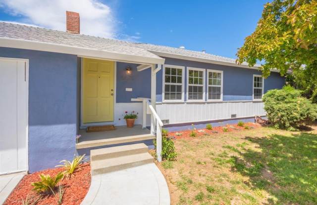 Beautiful Three Bedroom Home in Fruitridge Manor Gallery 1