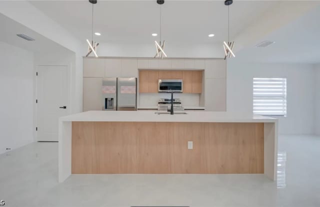 1025 Sentinela Boulevard Gallery 4