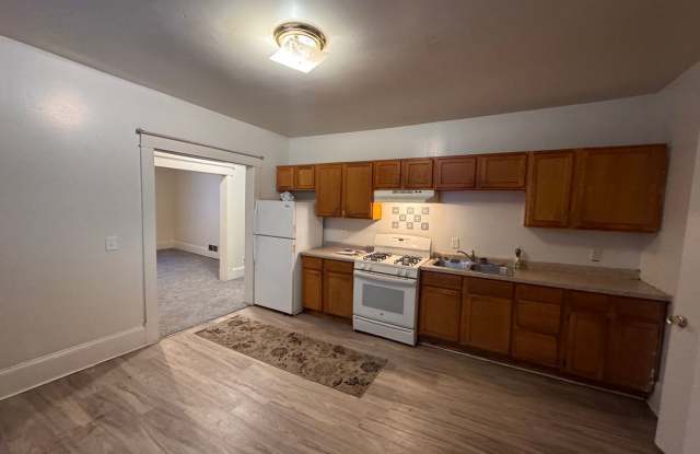 AVAILABLE Now! Wonderful 2 Bedroom, 1 Bath, Upper Level Unit with quick access to 94 and Downtown Minneapolis - 3219 North 4th Street, Minneapolis, MN 55412