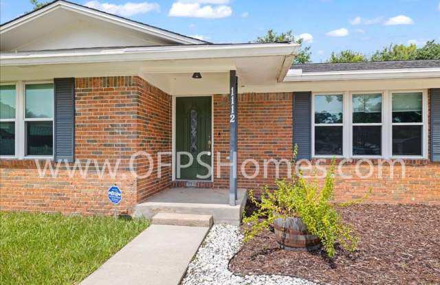 Fully Renovated 3BD/2BA Home with Dual Garages in the Heart of Niceville! photos photos