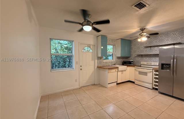 1104 N 17th Ct Gallery 4