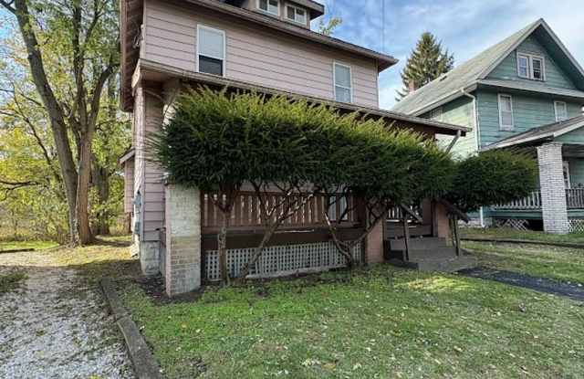 Three bedroom one bathroom home for rent - 1450 League Street, Akron, OH 44305