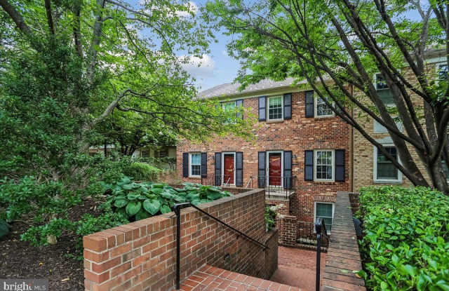 3217 SUTTON Place NW Gallery 1