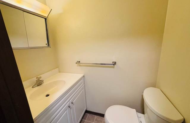 2 Bedroom, 1.5 Bath Townhouse Gallery 4