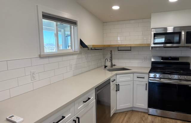 Remodeled 1/1 Cottage on the Petaluma River - 5686 A Lakeville Road Gallery 3