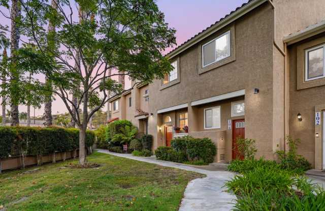 Beautiful 2 bd Townhome In Gated Community Gallery 1