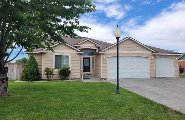 Pet Friendly Home with Large Yard photos photos
