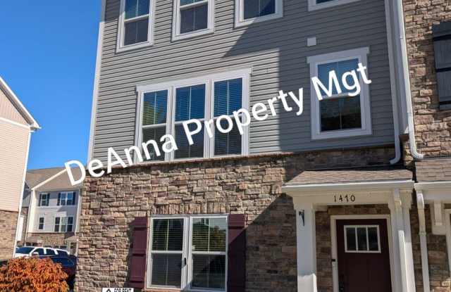 Luxury 3 bedroom Townhome Gallery 1