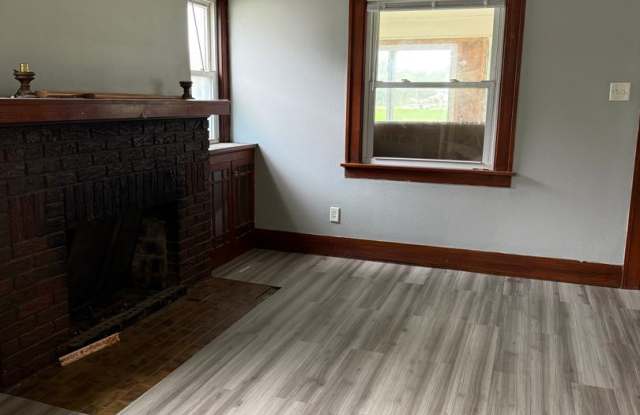 Updated 2 Bedroom, 1 Bathroom House for Rent- 712 Western Gallery 4