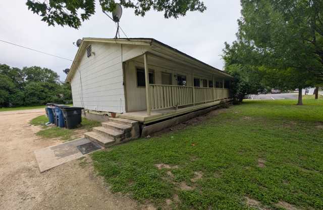 1/1 Triplex / Easy Access to I-35 / Fridge / No Carpet / CISD photos photos