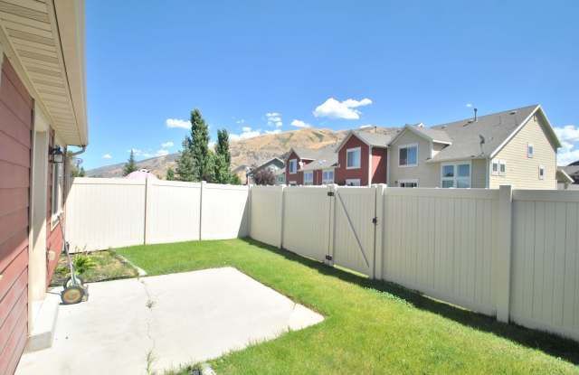 Elk Mountain Community Living | Community Pool & Gym Gallery 3