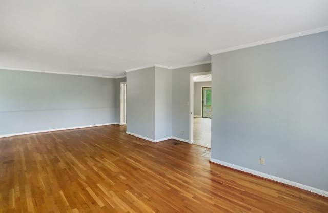 Available August 15th!!! Large 3 Bed 2 Bath House NO CARPET! Gallery 4