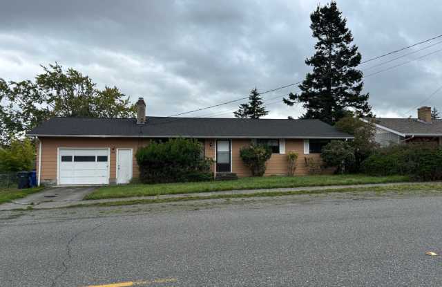 3 Bedroom Home located in the heart of town! Close to everything! - 581 Southwest 3rd Avenue, Oak Harbor, WA 98277