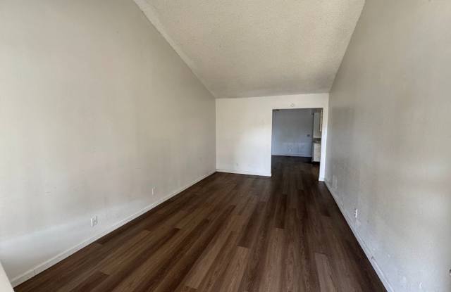 Spacious Halfplex in Florin's Duplex Village Gallery 3