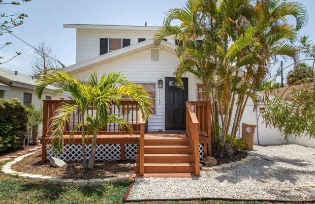 Beautifully Updated 3-Bed, 2-Bath Beach Home Gallery 3