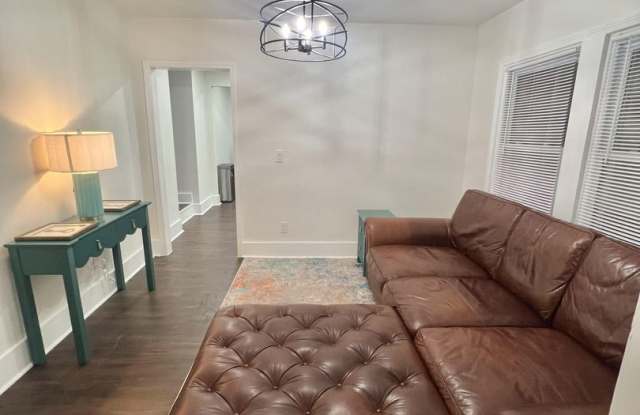 Room in 5 Bedroom Home at Linda Ln SE Gallery 4