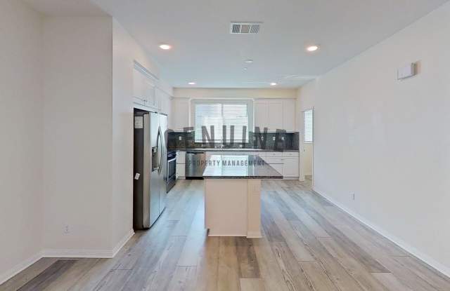 Beautiful Tri-Level 3Bd 2.5Ba Townhome in Irvine Gallery 4