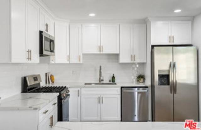 733 Hayworth Avenue Gallery 2