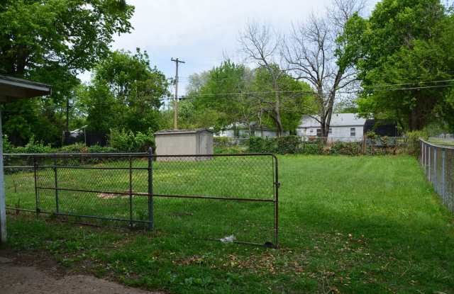 3 Bedroom 1 Bath home with a Fenced back Yard! Gallery 3