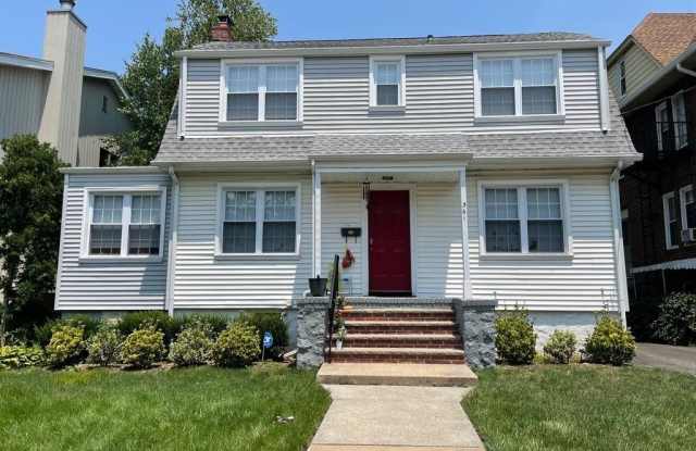 361 Slocum Way - 361 Slocum Way, Fort Lee, NJ 07024