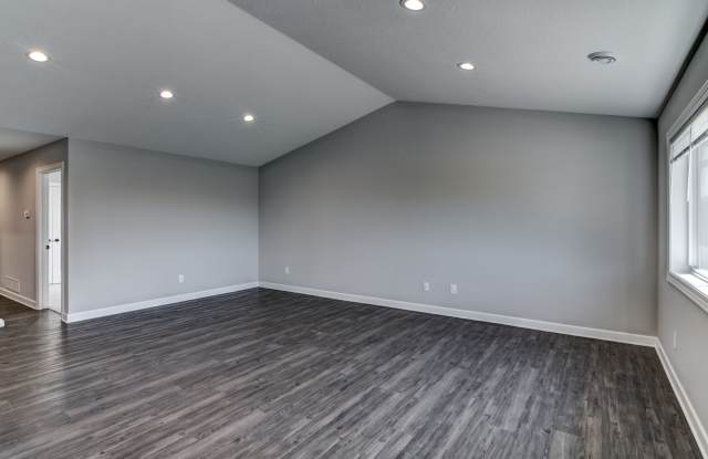 Convenient Location! 3 Bedroom Town Home Gallery 3