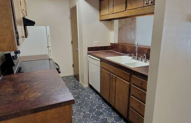 COLONIAL PARK CONDO Gallery 4