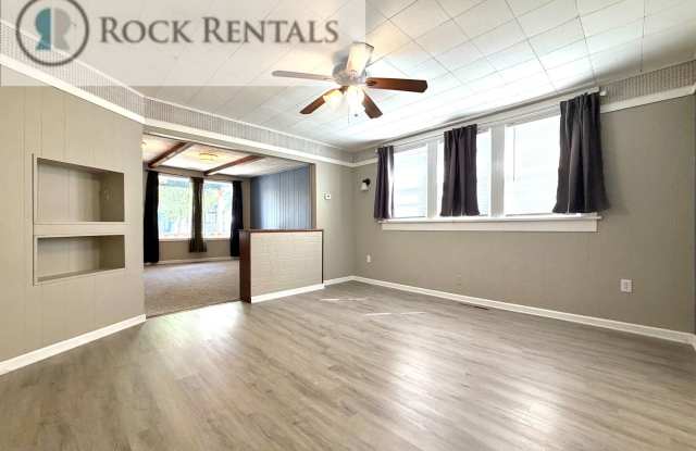 3 Bedroom 1 Bath House with Covered Parking Gallery 4