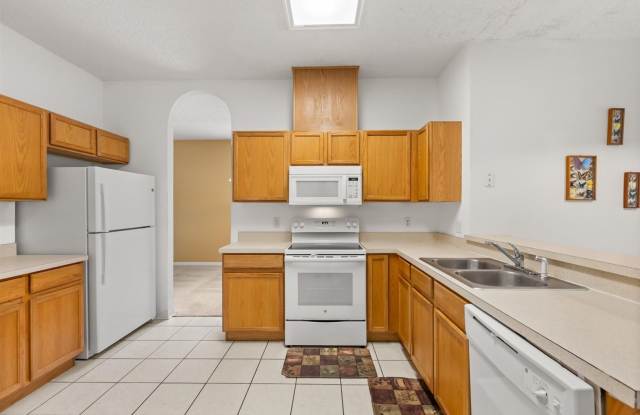Great location with room to entertain Gallery 4