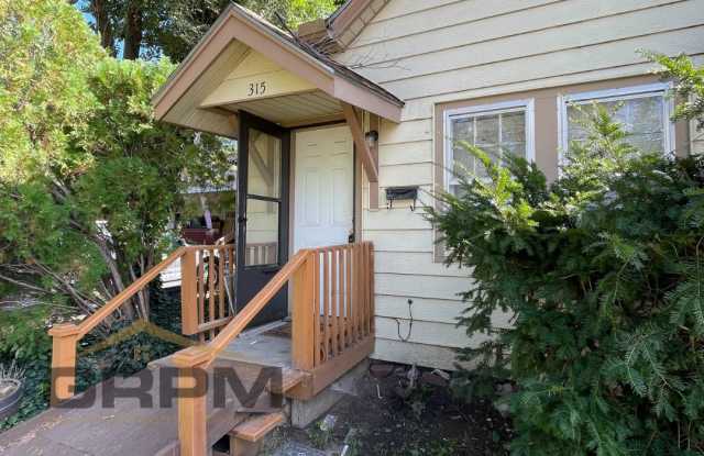 1 bedroom duplex close to Dillons - 315 West 7th Avenue, Hutchinson, KS 67501