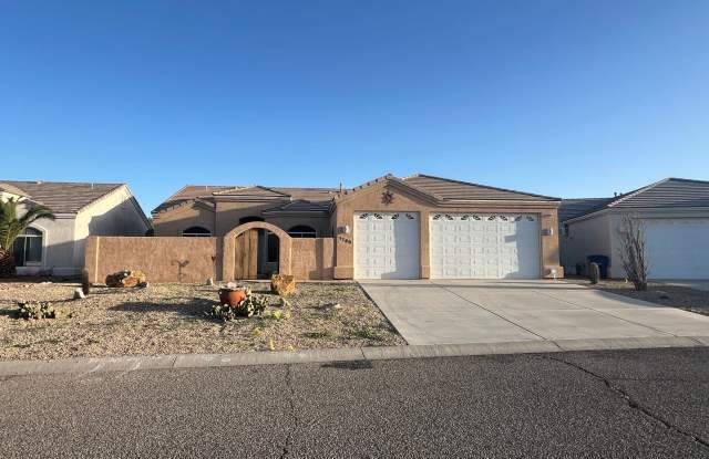 Beautiful 3C Garage Home on Golf Course Gallery 1